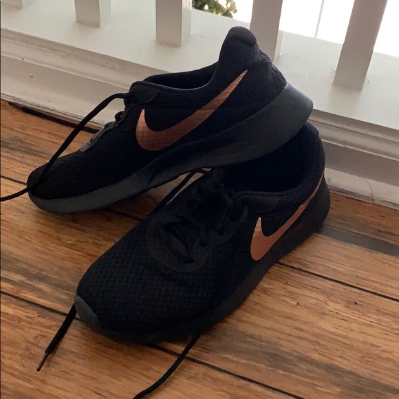 nike black and rose gold shoes